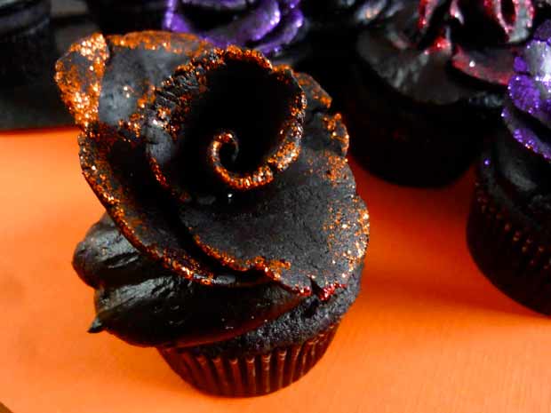 Black-Velvet-Rose-Cupcakes-2